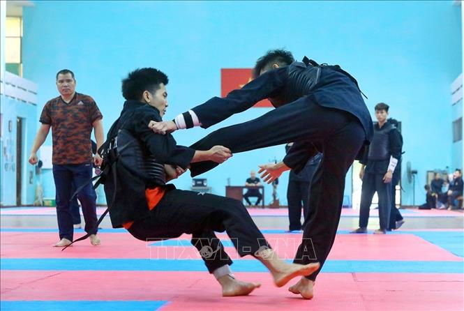 Trong ảnh: Hai vận động viên đội tuyển Pencak Silat Việt Nam căng mình tập luyện. Ảnh: Tuấn Anh - TTXVN