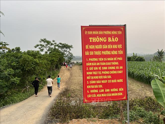 Uỷ ban nhân dân 2 phường Nông Tiến và Hưng Thành đã có biển thông báo, nhắc nhở, cảnh báo người dân giữ an toàn khi đến khu vực này. Ảnh: TTXVN phát