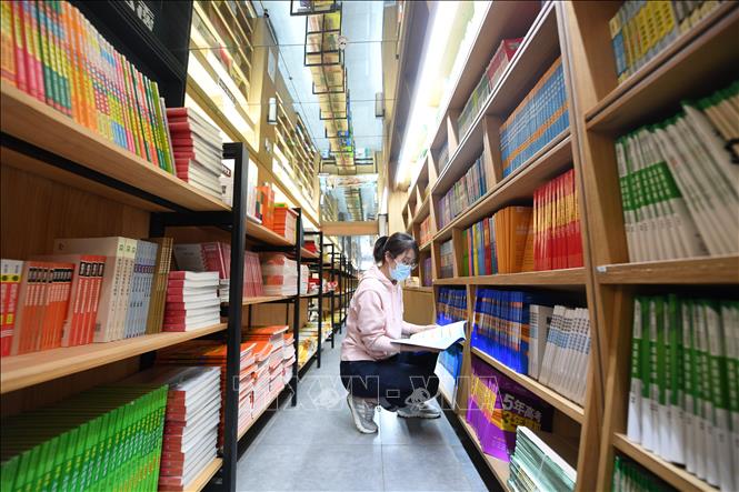 Trong ảnh: Một cửa hàng sách ở Hà Bắc, Trung Quốc, ngày 23/4/2022. Ảnh: THX/TTXVN