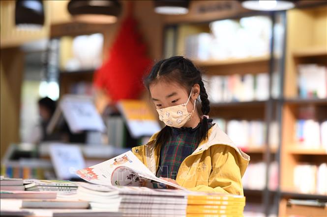 Trong ảnh: Học sinh đọc sách tại một cửa hàng sách ở Hà Bắc, Trung Quốc, ngày 23/4/2022. Ảnh: THX/TTXVN