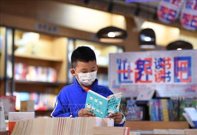 Trong ảnh: Học sinh đọc sách tại một cửa hàng sách ở Hà Bắc, Trung Quốc, ngày 23/4/2022. Ảnh: THX/TTXVN