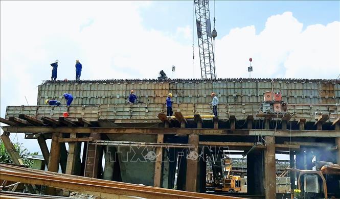 Công nhân thi công một hạng mục của cầu Trần Hoàng Na. Ảnh: TTXVN
