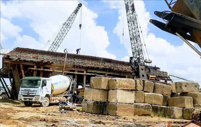 Công trường thi công cầu Trần Hoàng Na, phía bờ Cái Răng. Ảnh: TTXVN