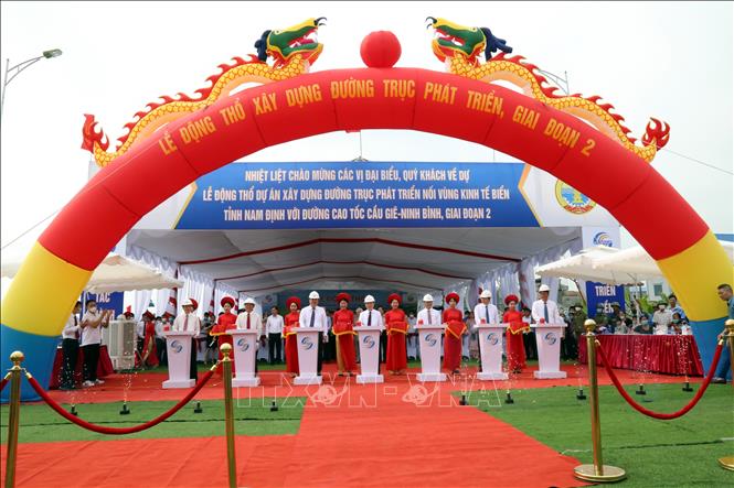 Trong ảnh: Lãnh đạo tỉnh Nam Định ấn nút động thổ xây dựng đường trục phát triển nối vùng kinh tế biển tỉnh Nam Định với đường cao tốc Cầu Giẽ - Ninh Bình (giai đoạn II). Ảnh: Văn Đạt - TTXVN