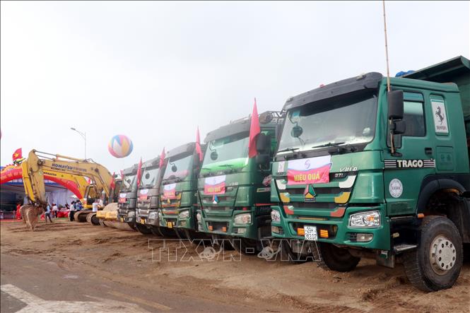 Trong ảnh: Đơn vị thi công huy động phương tiện máy móc xây dựng đường trục phát triển nối vùng kinh tế biển tỉnh Nam Định với đường cao tốc Cầu Giẽ - Ninh Bình (giai đoạn II). Ảnh: Văn Đạt - TTXVN