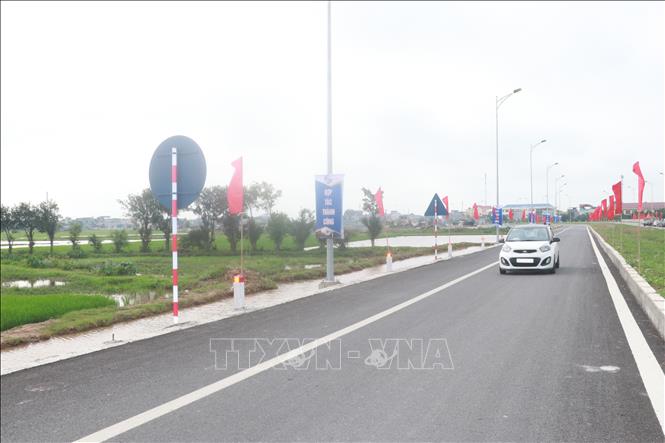 Trong ảnh: Tuyến đường trục phát triển nối vùng kinh tế biển tỉnh Nam Định với đường cao tốc Cầu Giẽ - Ninh Bình (đoạn qua địa bàn xã Nghĩa Minh, huyện Nghĩa Hưng) mỗi bên sẽ được mở rộng thêm 1 làn xe cơ giới. Ảnh: Văn Đạt - TTXVN