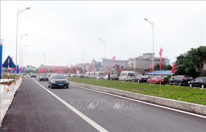Trong ảnh: Tuyến đường trục phát triển nối vùng kinh tế biển tỉnh Nam Định với đường cao tốc Cầu Giẽ - Ninh Bình (đoạn qua địa bàn xã Nghĩa Minh, huyện Nghĩa Hưng) mỗi bên sẽ được mở rộng thêm 1 làn xe cơ giới. Ảnh: Văn Đạt - TTXVN