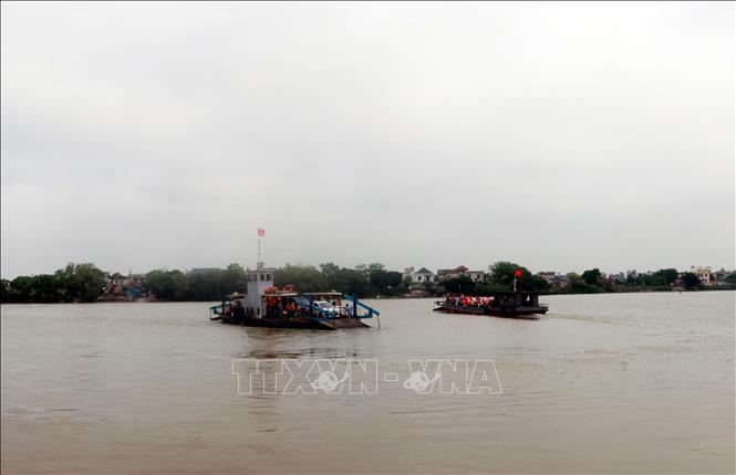 Trong ảnh: Phà Đống Cao nối 2 huyện Ý Yên và Nghĩa Hưng, kết nối giao thông hai bờ sông Đào sẽ được thay thế bằng cầu Đống Cao có chiều rộng 12m, dài 761,8m, gồm 17 nhịp (3 nhịp chính dầm hộp liên tục và 14 nhịp dẫn bằng dầm Super T). Ảnh: Văn Đạt - TTXVN