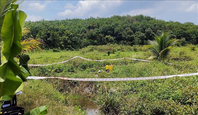 Trong ảnh: Cảnh sát khám nghiệm hiện trường vụ án. Ảnh: Đậu Tất Thành - TTXVN
