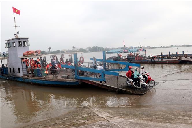 Trong ảnh: Phà Đống Cao nối 2 huyện Ý Yên và Nghĩa Hưng, kết nối giao thông hai bờ sông Đào sẽ được thay thế bằng cầu Đống Cao có chiều rộng 12m, dài 761,8m, gồm 17 nhịp (3 nhịp chính dầm hộp liên tục và 14 nhịp dẫn bằng dầm Super T). Ảnh: Văn Đạt - TTXVN

