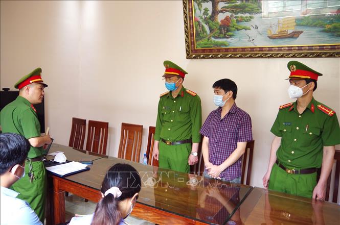 Cơ quan Cảnh sát Điều tra thực hiện quyết định khởi tố bị can đối với Lê Khả Châu. Ảnh: TTXVN phát