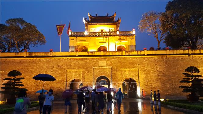 Photo: Travellers will begin their 1.5-hour tour at Doan Mon (Main Gate), the entrance to Cam thanh (Forbidden area) - the king’s residence, and learn about the site’s history, architecture, and functions there. VNA Photo: Đinh Thị Thuận