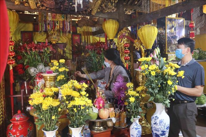 Trong ảnh: Du khách đến dâng hương tại Đền thờ An Biên tướng quân Hoàng Lục. Ảnh: Chu Hiệu-TTXVN
