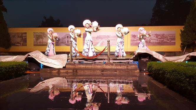 Photo: Travellers will later enjoy an old dance right on the glass covering the archaeological excavation area and gain an insight into this dig, which contains vestiges of the Ly, Tran, and Le dynasties, via tour guides’ introduction. VNA Photo: Đinh Thị Thuận