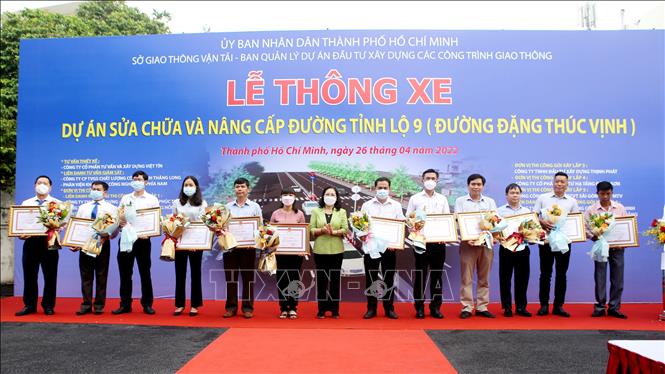 Trong ảnh: Bà Nguyễn Thị Lệ, Chủ tịch HĐND Thành phố Hồ Chí Minh chúc mừng các đơn vị có thành tích cao trong quá trình thực hiện dự án. Ảnh: Thành Chung - TTXVN