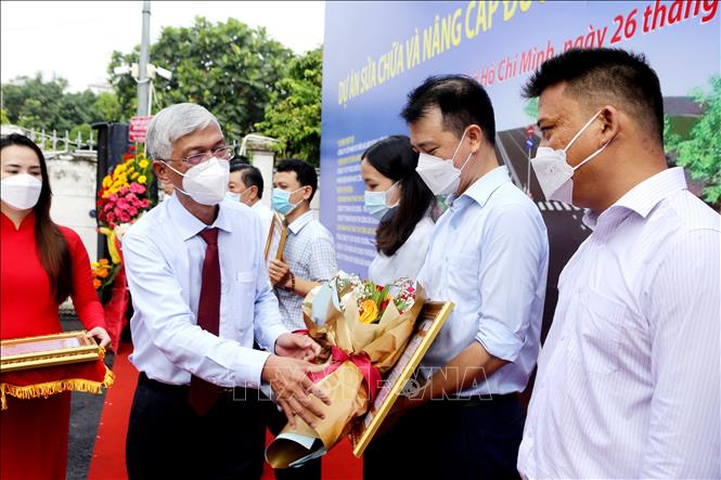 Trong ảnh: Phó Chủ tịch UBND Thành phố Hồ Chí Minh Võ Văn Hoan trao bằng khen cho các cá nhân có thành tích cao trong quá trình thực hiện dự án. Ảnh: Thành Chung - TTXVN