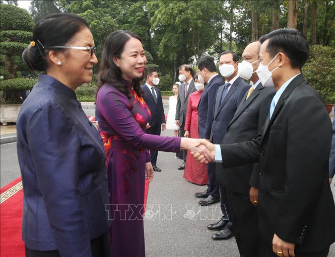 Phó Chủ tịch nước Võ Thị Ánh Xuân với các thành viên Đoàn đại biểu CHDCND Lào. Ảnh: Lâm Khánh - TTXVN