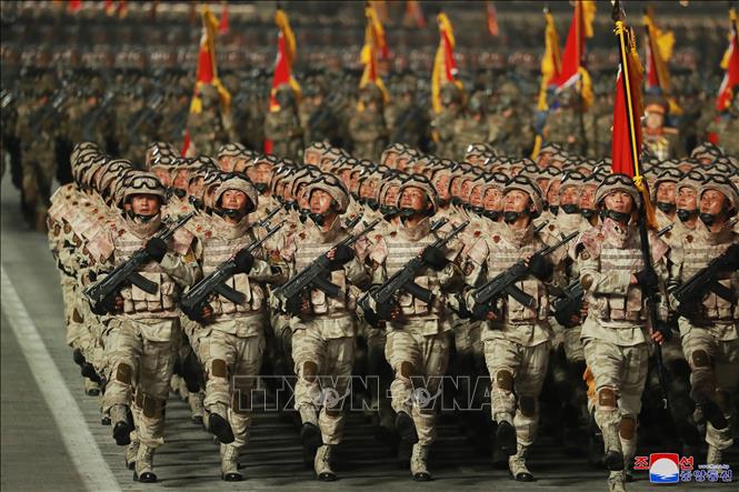 Trong ảnh: Quang cảnh lễ duyệt binh nhân kỷ niệm 90 năm Ngày thành lập Quân đội Cách mạng Nhân dân Triều Tiên tại Quảng trường Kim Nhật Thành ở thủ đô Bình Nhưỡng tối 25/4/2022. Ảnh: KCNA/TTXVN