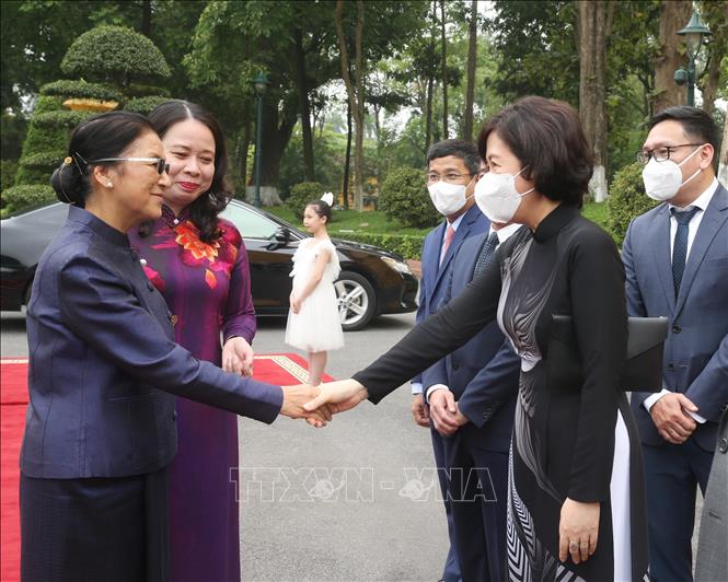 Phó Chủ tịch nước CHDCND Lào Pany Yathotou với các thành viên Đoàn đại biểu Việt Nam. Ảnh: Lâm Khánh - TTXVN