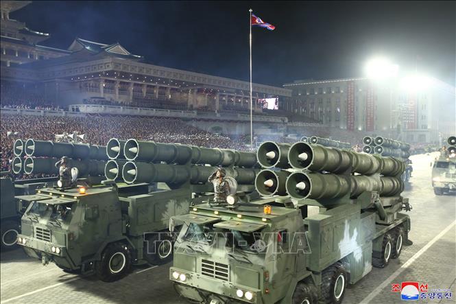 Trong ảnh: Quang cảnh lễ duyệt binh nhân kỷ niệm 90 năm Ngày thành lập Quân đội Cách mạng Nhân dân Triều Tiên tại Quảng trường Kim Nhật Thành ở thủ đô Bình Nhưỡng tối 25/4/2022. Ảnh: KCNA/TTXVN