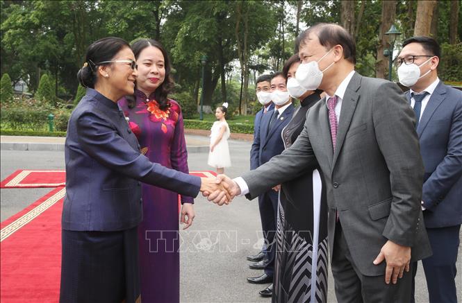 Phó Chủ tịch nước CHDCND Lào Pany Yathotou với các thành viên Đoàn đại biểu Việt Nam. Ảnh: Lâm Khánh - TTXVN