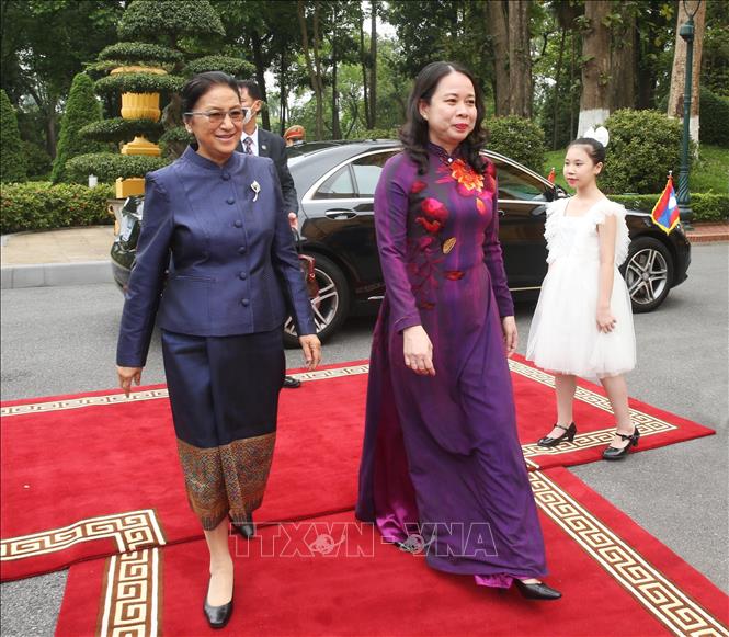 Phó Chủ tịch nước Võ Thị Ánh Xuân Phó Chủ tịch nước Lào Pany Yathotou tại lễ đón. Ảnh: Lâm Khánh - TTXVN