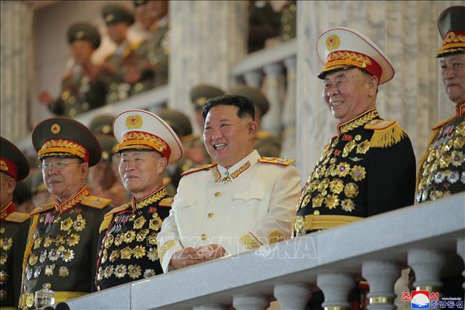 Trong ảnh: Nhà lãnh đạo Triều Tiên Kim Jong-un (giữa) cùng các quan chức cấp cao dự lễ duyệt binh nhân kỷ niệm 90 năm Ngày thành lập Quân đội Cách mạng Nhân dân Triều Tiên, tại Quảng trường Kim Nhật Thành ở thủ đô Bình Nhưỡng tối 25/4/2022. Ảnh: KCNA/TTXVN