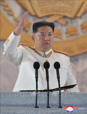 Trong ảnh: Nhà lãnh đạo Triều Tiên Kim Jong-un phát biểu tại lễ duyệt binh nhân kỷ niệm 90 năm Ngày thành lập Quân đội Cách mạng Nhân dân Triều Tiên, tại Quảng trường Kim Nhật Thành ở thủ đô Bình Nhưỡng tối 25/4/2022. Ảnh: KCNA/TTXVN