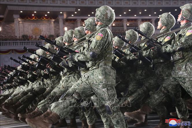 Trong ảnh: Quang cảnh lễ duyệt binh nhân kỷ niệm 90 năm Ngày thành lập Quân đội Cách mạng Nhân dân Triều Tiên tại Quảng trường Kim Nhật Thành ở thủ đô Bình Nhưỡng tối 25/4/2022. Ảnh: YONHAP/TTXVN