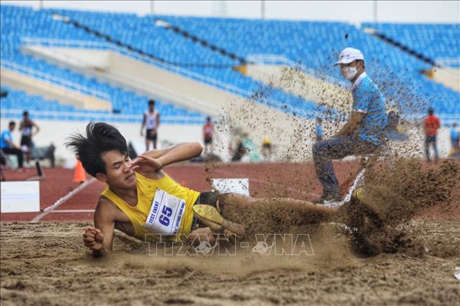 Trong ảnh: Vận động viên Hồ Trọng Mạnh Hùng (đội Quân đội) thi đấu lượt hai môn nhảy xa. Ảnh: Tuấn Anh - TTXVN