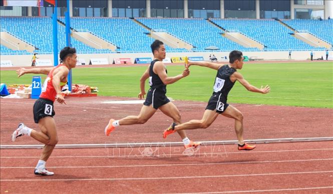 Trong ảnh: Các vận động viên thi đấu môn chạy tiếp sức 4 x 100m nam. Ảnh: Tuấn Anh - TTXVN