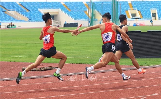 Trong ảnh: Các vận động viên thi đấu môn chạy tiếp sức 4 x 100m nam. Ảnh: Tuấn Anh - TTXVN