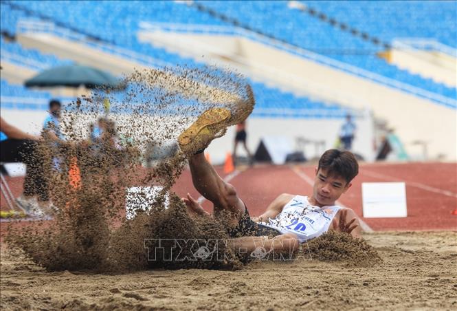Trong ảnh: Vận động viên Phạm Ngọc Duy (tuyển trẻ - Nhổn) thi đấu lượt ba môn nhảy xa. Ảnh: Tuấn Anh - TTXVN