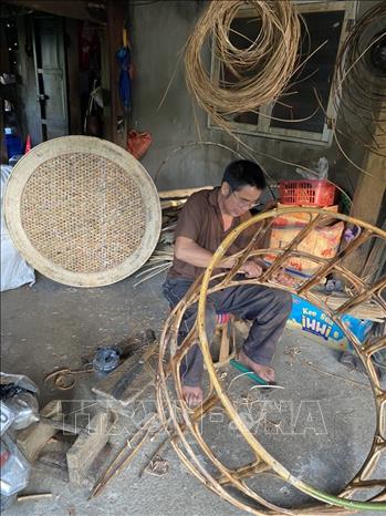Trong ảnh: Ông Hà Văn Lăm tại bản Phiêng Phát 1, xã Trung Đồng, huyện Tân Uyên (Lai Châu) đan mâm mây tre. Ảnh: Nguyễn Oanh - TTXVN