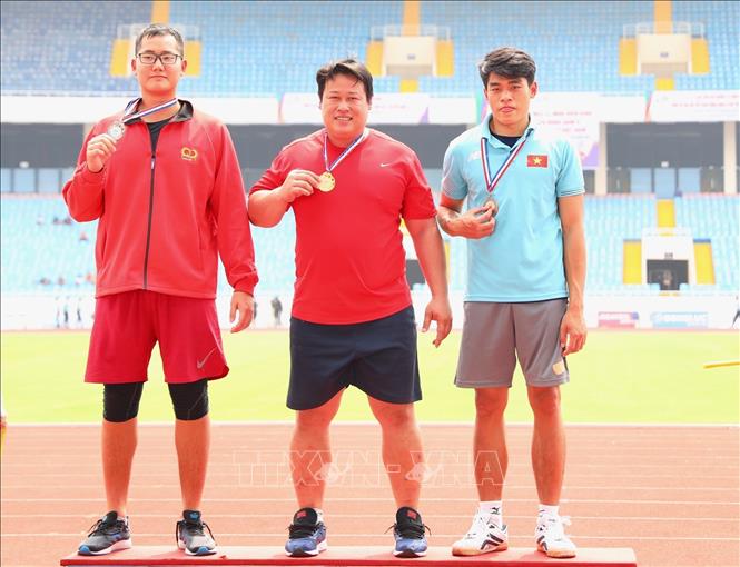 Trong ảnh: Các vận động viên nhận huy chương nội dung ném đĩa: (từ phải sang) Vĩ Văn Dương(Sơn La, HCĐ), Trần Minh Tuấn(Tây Ninh, HCV), Đỗ Anh Tuấn(Quân đội, HCB). Ảnh: Hoàng Hiếu - TTXVN 