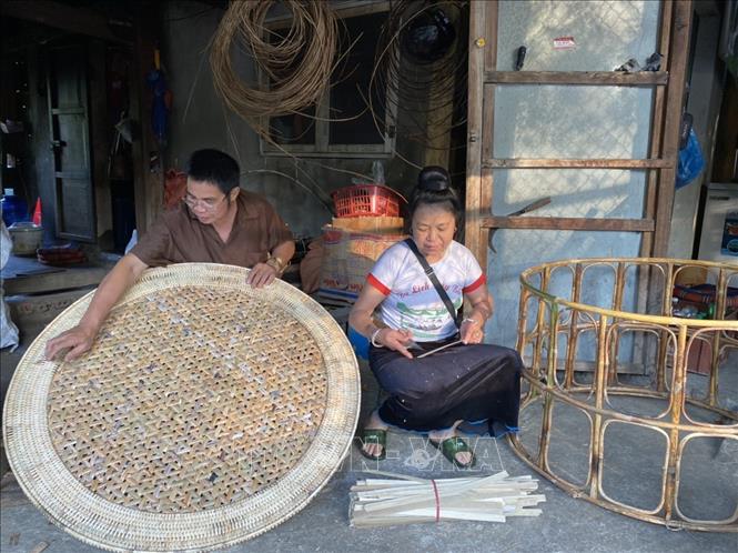 Trong ảnh: Vợ chồng ông Hà Văn Lăm tại bản Phiêng Phát 1, xã Trung Đồng, huyện Tân Uyên (Lai Châu) đan mâm mây tre. Ảnh: Nguyễn Oanh - TTXVN