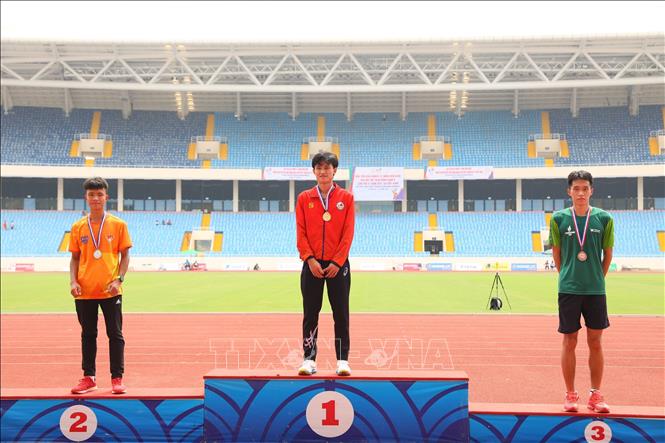 Trong ảnh: Các vận động viên nhận huy chương nội dung chạy 5000m nam (từ phải sang) Đào Minh Trí (tuyển trẻ, HCĐ), Nguyễn Trung Cường (Hà Tĩnh, HCV), Tòng Văn Hoàn (tuyển trẻ, HCB). Ảnh: Hoàng Hiếu - TTXVN 