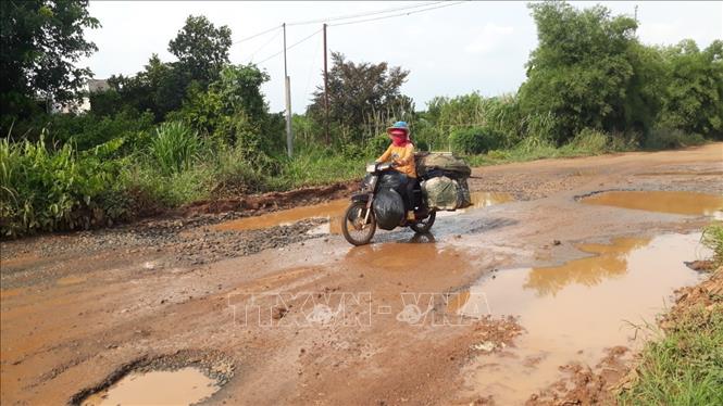 Trong ảnh: Đoạn đường xuống cấp nghiêm trọng thuộc xã Thanh An. Ảnh: K GỬIH -TTXVN