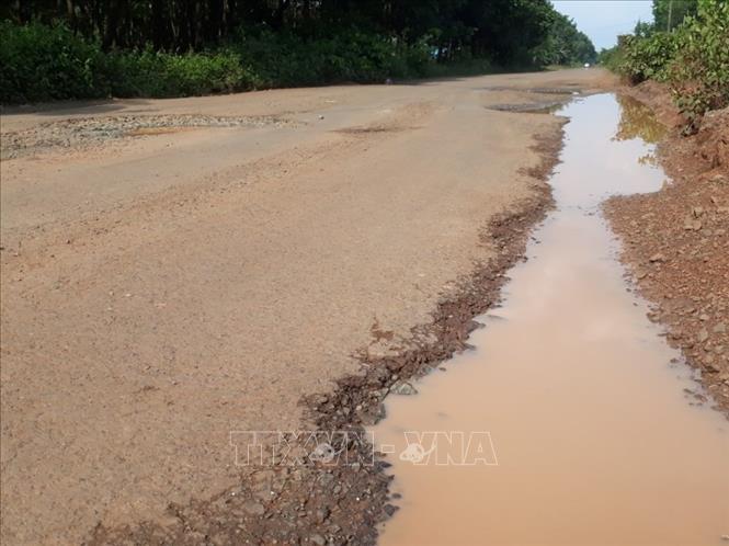 Trong ảnh: Đoạn đường xuống cấp nghiêm trọng thuộc xã Thanh An. Ảnh: K GỬIH -TTXVN