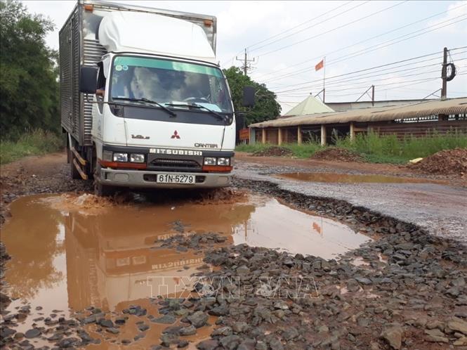 Trong ảnh: Đoạn đường xuống cấp thuộc xã Thanh An, huyện Hớn Quản. Ảnh: K GỬIH -TTXVN