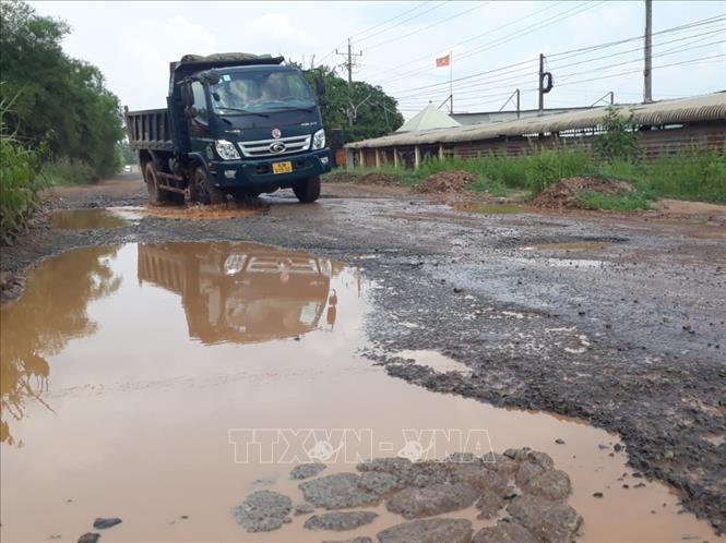 Trong ảnh: Đoạn đường xuống cấp thuộc xã Thanh An, huyện Hớn Quản. Ảnh: K GỬIH -TTXVN