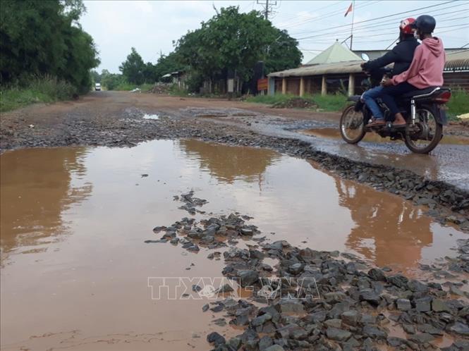 Trong ảnh: Đoạn đường xuống cấp thuộc xã Thanh An, huyện Hớn Quản. Ảnh: K GỬIH -TTXVN
