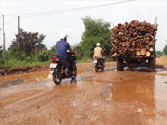 Trong ảnh: Đoạn đường xuống cấp thuộc xã Thanh An, huyện Hớn Quản. Ảnh: K GỬIH -TTXVN