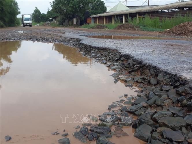 Trong ảnh: Đoạn đường xuống cấp thuộc xã Thanh An, huyện Hớn Quản. Ảnh: K GỬIH -TTXVN