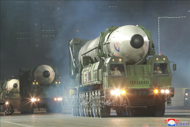 Trong ảnh: Tên lửa đạn đạo liên lục địa mới Hwasong-17 trong  lễ duyệt binh nhân kỷ niệm 90 năm Ngày thành lập Quân đội Cách mạng Nhân dân Triều Tiên tại Quảng trường Kim Nhật Thành ở thủ đô Bình Nhưỡng tối 25/4/2022. Ảnh:YONHAP /TTXVN