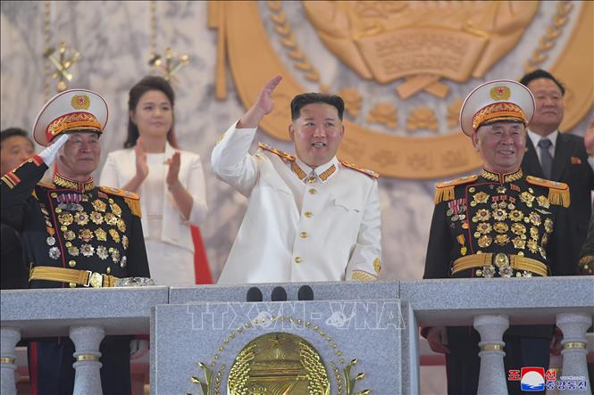 Trong ảnh: Nhà lãnh đạo Triều Tiên Kim Jong-un (giữa) cùng các quan chức cấp cao dự lễ duyệt binh nhân kỷ niệm 90 năm Ngày thành lập Quân đội Cách mạng Nhân dân Triều Tiên, tại Quảng trường Kim Nhật Thành ở thủ đô Bình Nhưỡng tối 25/4/2022. Ảnh: YONHAP/TTXVN
