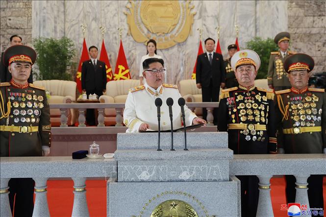Trong ảnh: Nhà lãnh đạo Triều Tiên Kim Jong-un (giữa) cùng các quan chức cấp cao dự lễ duyệt binh nhân kỷ niệm 90 năm Ngày thành lập Quân đội Cách mạng Nhân dân Triều Tiên, tại Quảng trường Kim Nhật Thành ở thủ đô Bình Nhưỡng tối 25/4/2022. Ảnh: YONHAP/TTXVN
