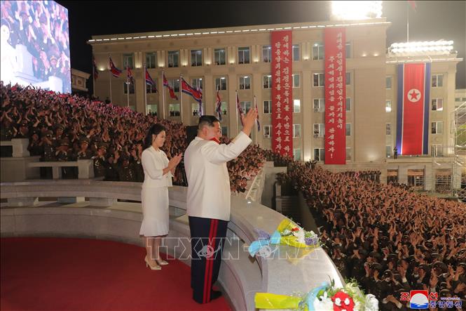 Trong ảnh: Nhà lãnh đạo Triều Tiên Kim Jong-un (phải) và phu nhân dự lễ duyệt binh nhân kỷ niệm 90 năm Ngày thành lập Quân đội Cách mạng Nhân dân Triều Tiên, tại Quảng trường Kim Nhật Thành ở thủ đô Bình Nhưỡng tối 25/4/2022. Ảnh:YONHAP/TTXVN
