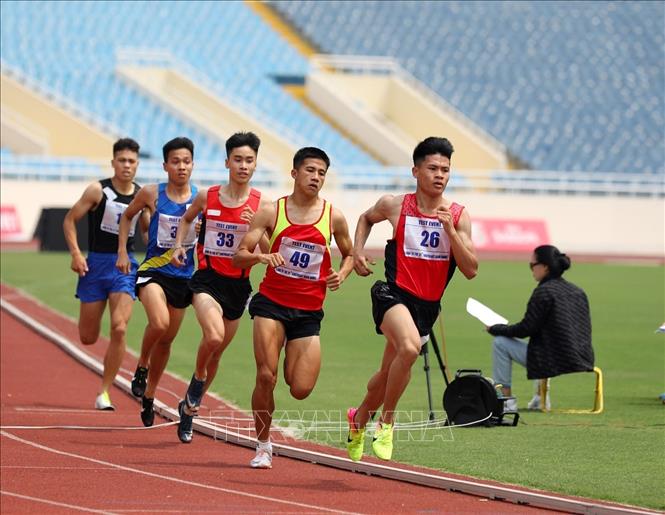 Các vận động viên thi đấu nội dung chạy 800m nam. Ảnh: Phạm Hậu - TTXVN