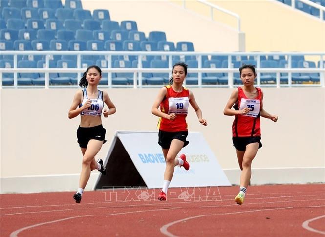 Các vận động viên thi đấu nội dung chạy 800m nữ. Ảnh: Phạm Hậu - TTXVN
